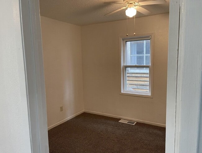 Building Photo - 627 E 5th St