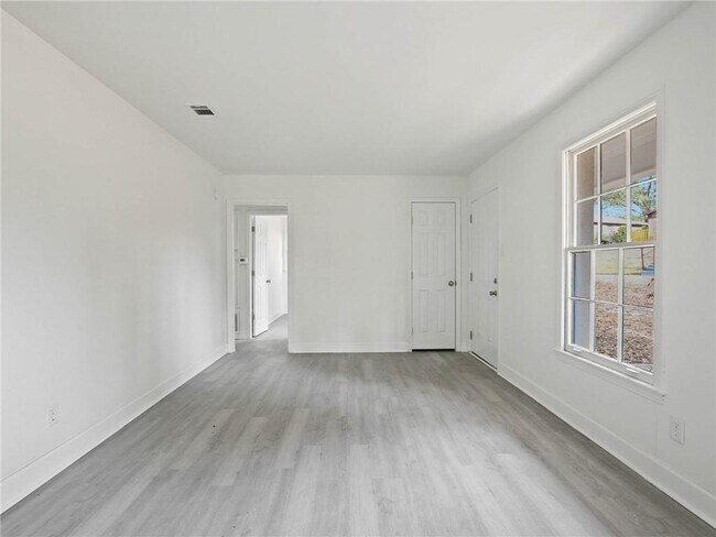 Building Photo - 526 Woodlore Dr