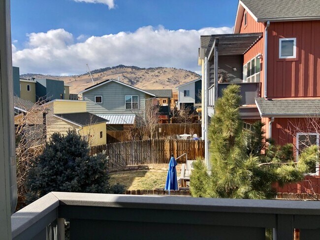Building Photo - Stunning 3 bed, 3 bath in Holiday Neighborhood! Available July 5th!
