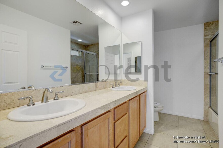 Building Photo - Unit C