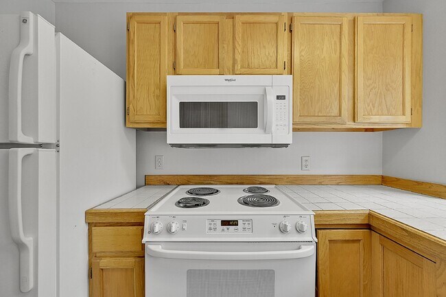Building Photo - $1,850.00, 2 bed, 2 bath, located in Color...