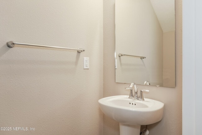 Building Photo - 7419 Palm Hills Dr