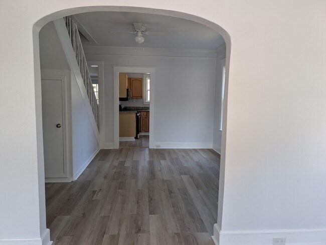 Building Photo - Old Government