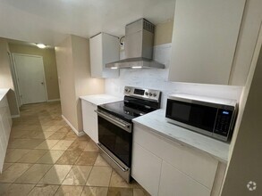 Building Photo - 4BD/ 3.5BA Furnished Townhome in South Bou...