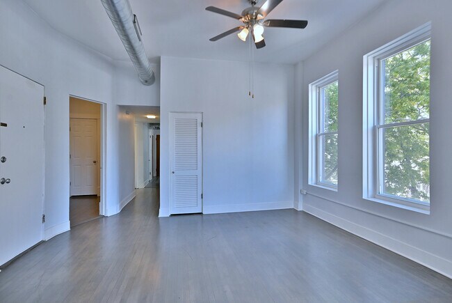 Building Photo - 1458 N Western Ave