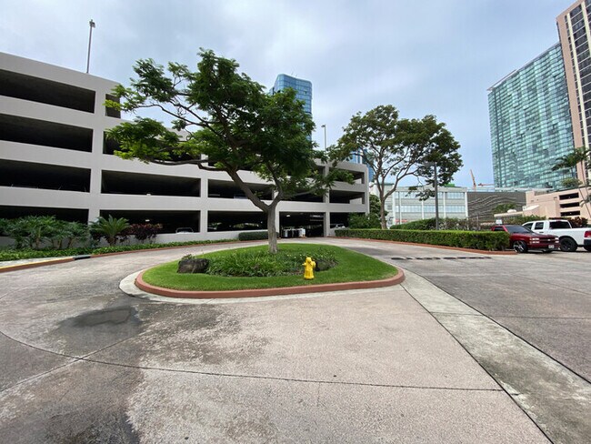 Building Photo - Live, Work & Play in the Heart of Honolulu...
