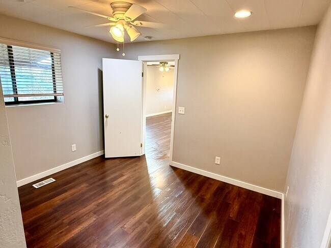 Building Photo - 7428 S 700 E