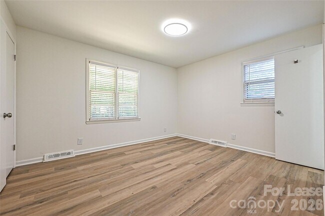 Building Photo - 5121 Farm Pond Ln
