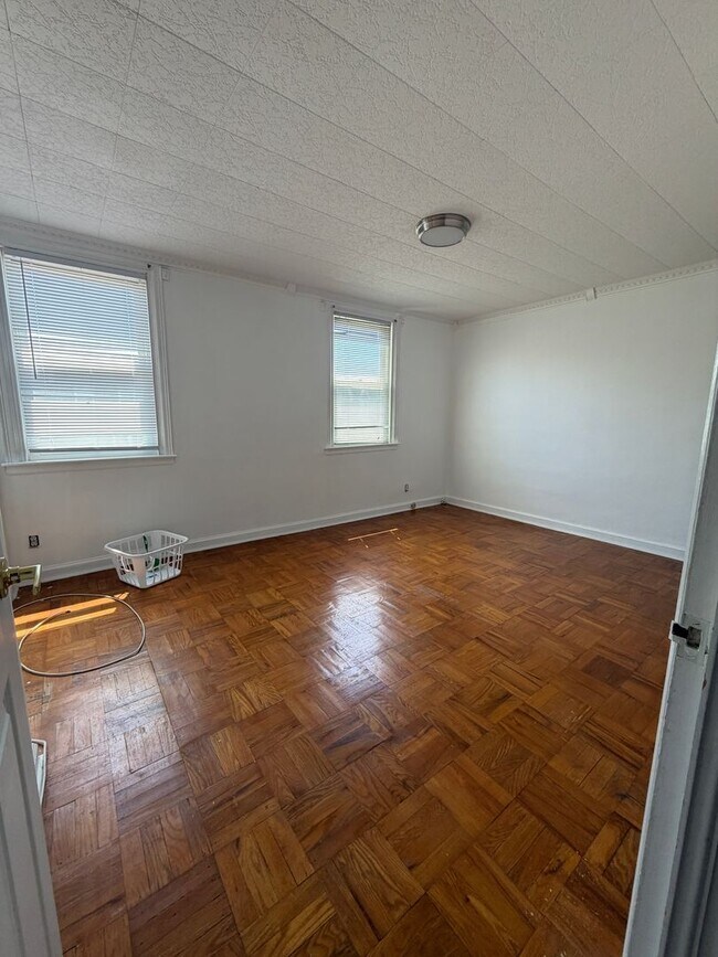 Building Photo - Stunning 3-Bedroom Townhome in Wissinoming! Available NOW!