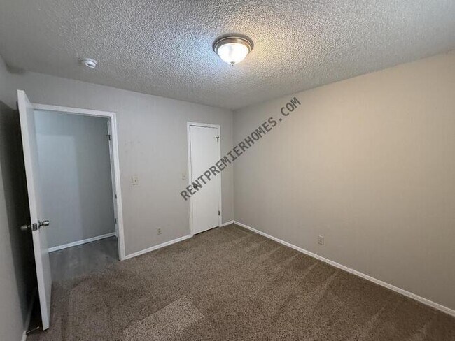 Building Photo - 1237 N Ironwood Pl