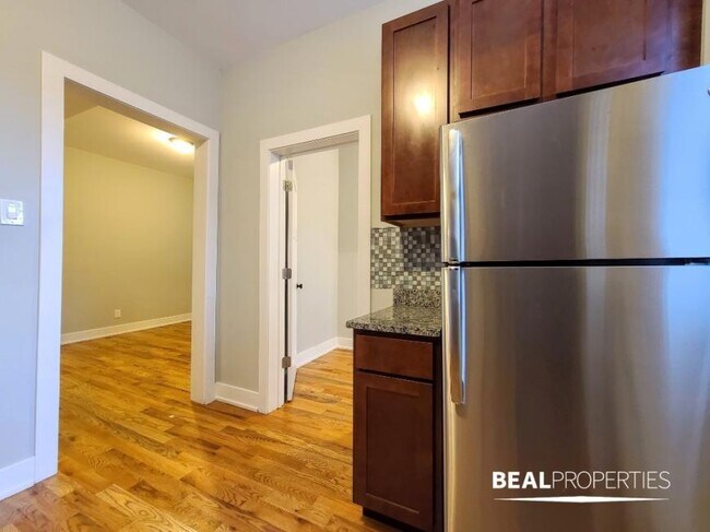 Building Photo - 3 bedroom in CHICAGO IL 60657