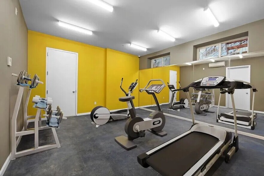 Building Photo - Furnished room/NOT APARTMENT