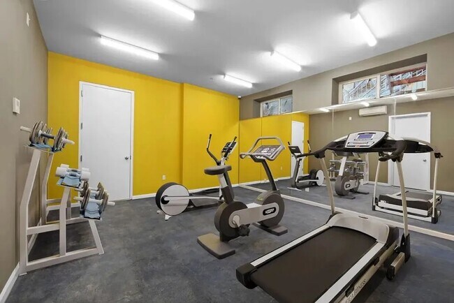 Building Photo - Furnished room/NOT APARTMENT