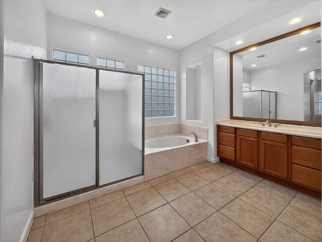 Building Photo - Spacious 3 car garage home at Paseo Trail!