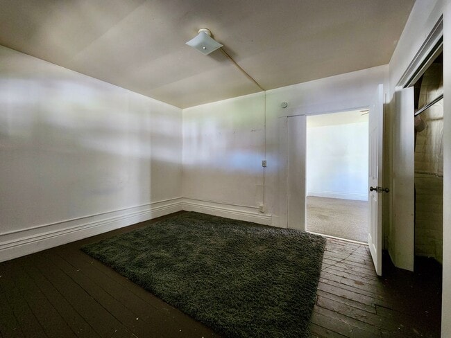 Building Photo - 5 Bedroom 2 Full Bath Houses | Front Porch | Back Yard | Off Street Parking | in-Unit Laundry