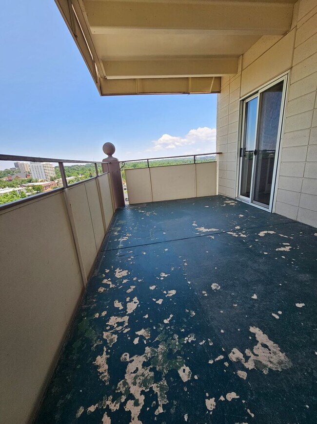 Building Photo - Amazing Penthouse 2 Bedroom 2 Bath With Mo...