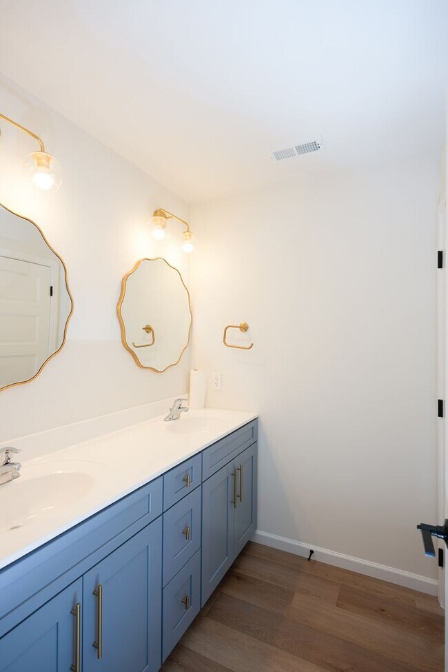 Building Photo - 245 Hollyhock Dr