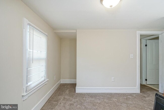 Building Photo - 20 Dickinson St