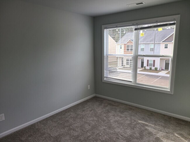 Building Photo - Beautiful end unit - 2 bedroom 2.5 bath townhome - Holly Ridge