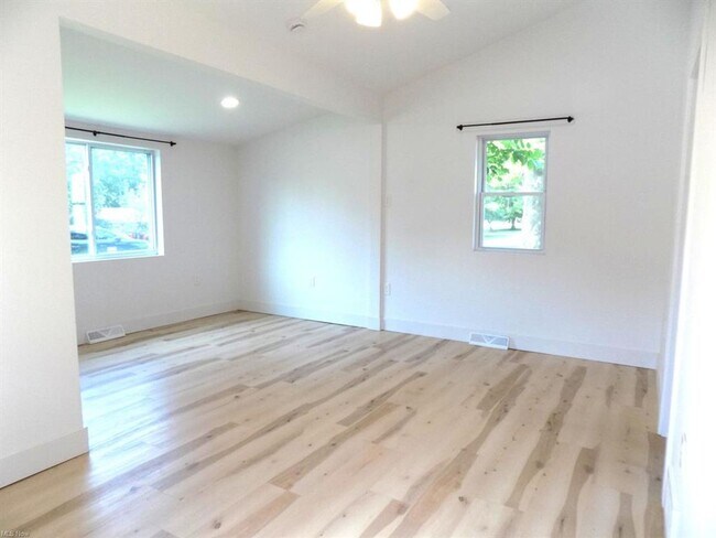 Building Photo - 1094 Moneta Ave