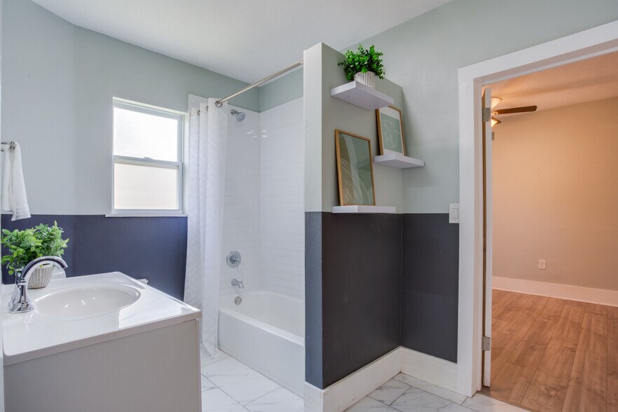 Shared bath - 905 Plaza St