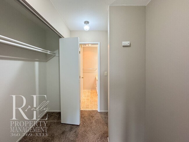 Building Photo - Bright End-Unit Townhome with Loft, Fireplace & Wooded Balcony