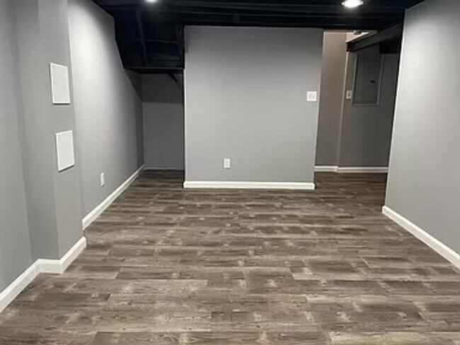 Building Photo - COMING SOON! Beautifully renovated single-...