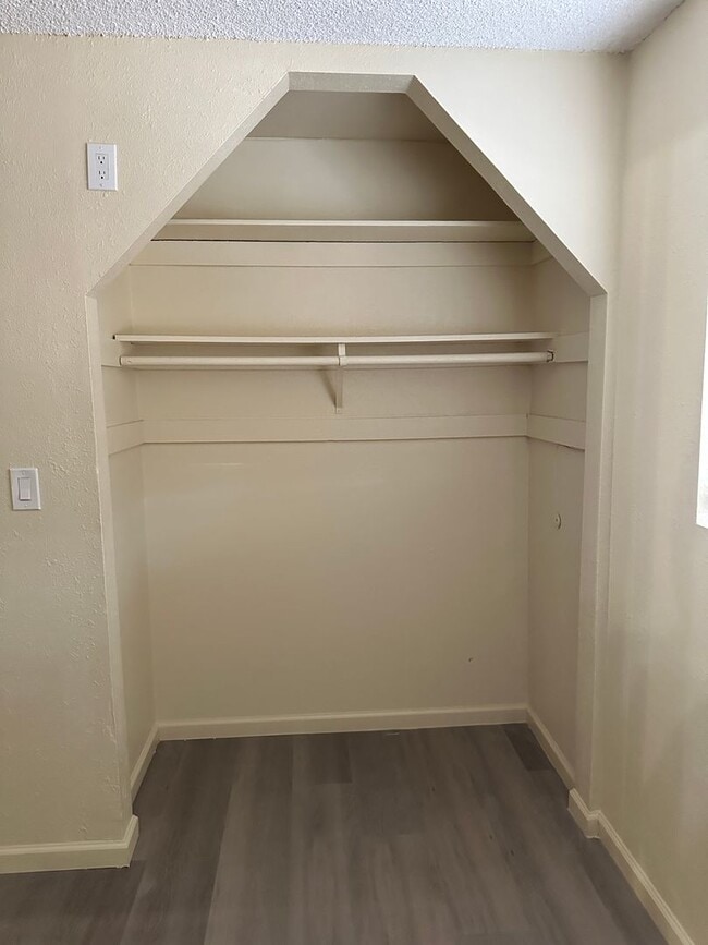 Building Photo - 4 bedroom Rental