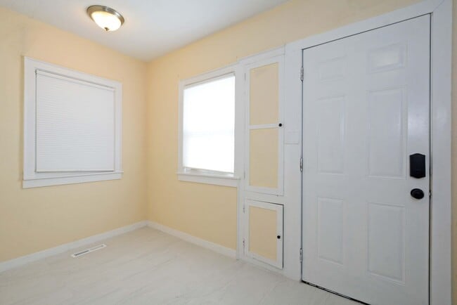 Building Photo - Beautiful 4-Bedroom, 1-Bathroom Home Available Now in NE Minneapolis!