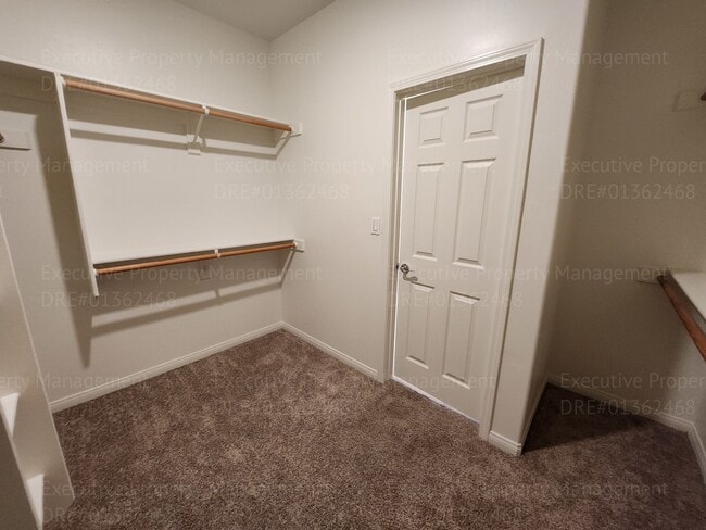 Building Photo - 3 bedroom/ 2 bathroom home located in a cu...