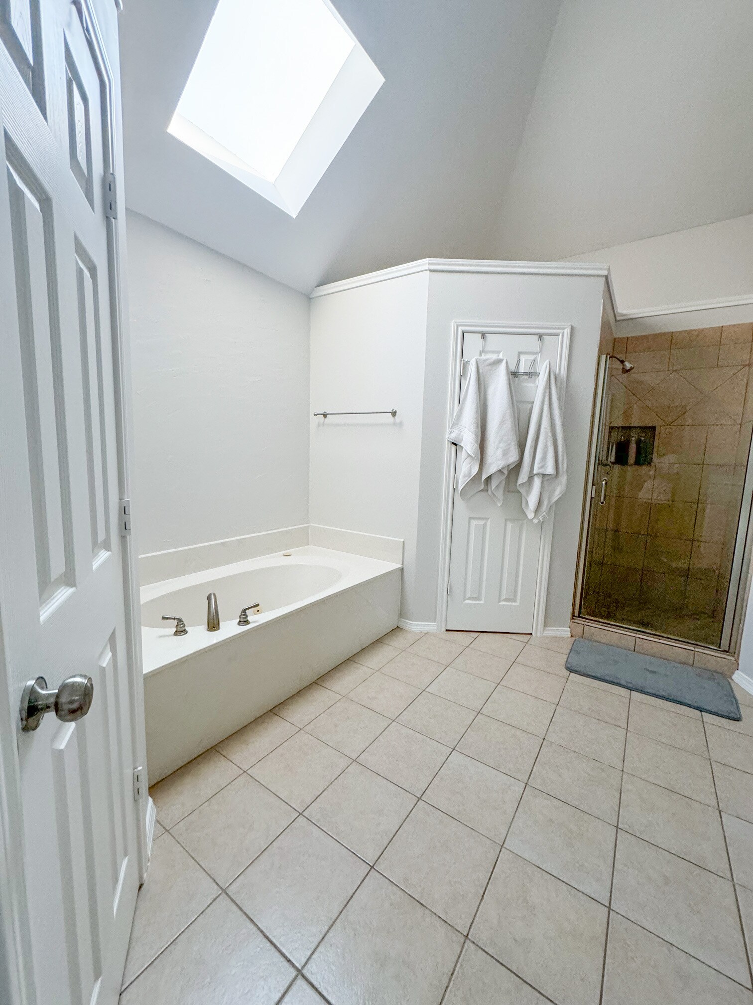 Building Photo - 2223 Meadowstone Dr