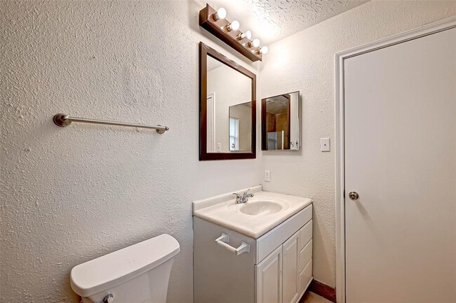 Building Photo - 17435 Glenmorris Dr