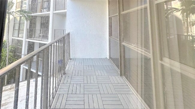 Building Photo - 800 Parkview Dr