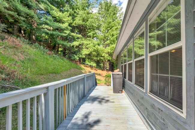 Building Photo - 3 Bed/2 Bath House in West Jefferson!