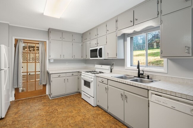 Building Photo - Modest East Asheville 3-Bedroom with Garage & Fenced-In Backyard