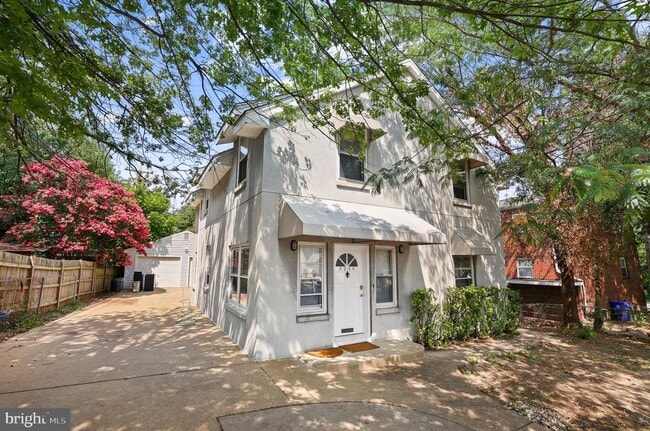 Building Photo - 2206 S Fern St