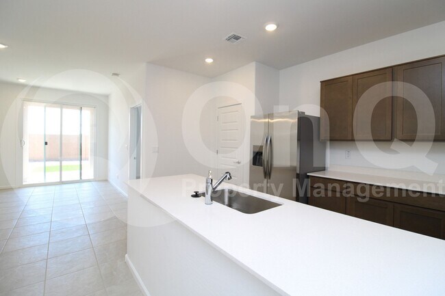 Building Photo - 4715 E Danta St