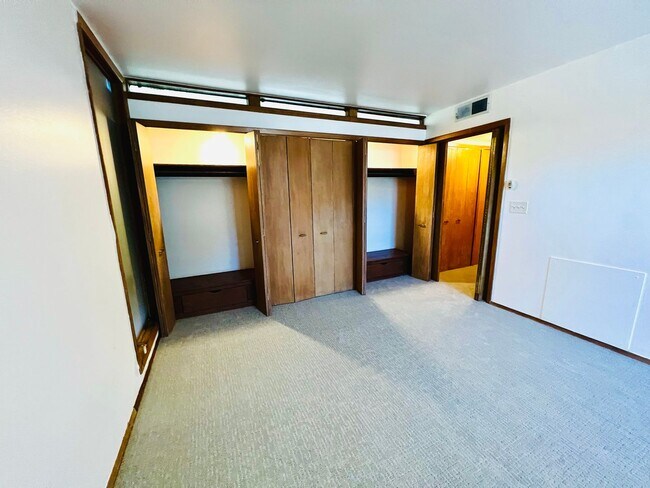 Building Photo - 2610 1/2 N Hudson Ave