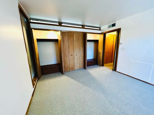 Building Photo - Mid-Century Modern 2BD 2BA Duplex with Two Bonus Rooms Near Uptown District!!!!