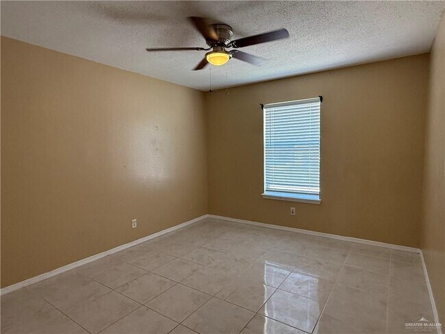Building Photo - 709 W Falcon Ave