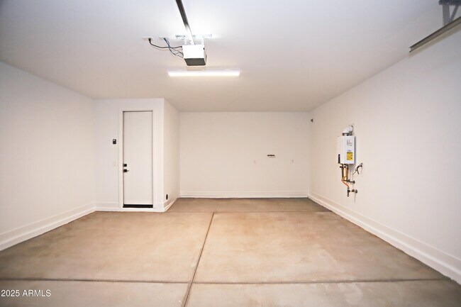 Building Photo - 773 W Lark Dr