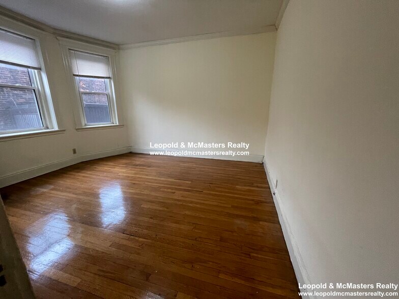 Building Photo - 41 Park Dr