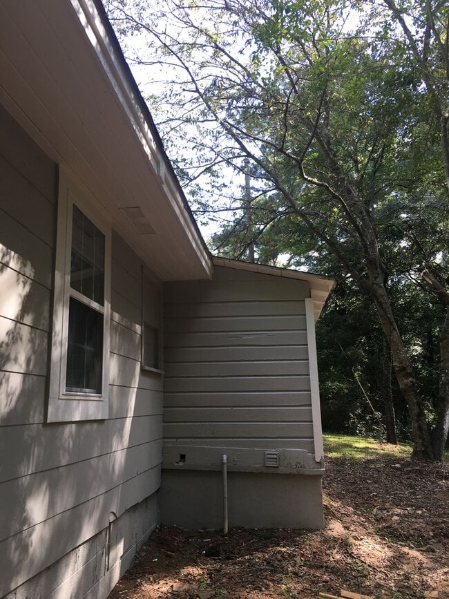 Building Photo - Large 2/1 Home, includes bonus room- Sherwood Forest- $995