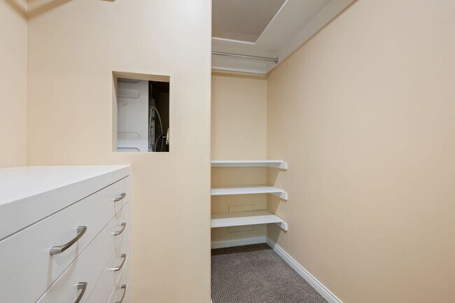 Building Photo - 450 Por La Mar Cir