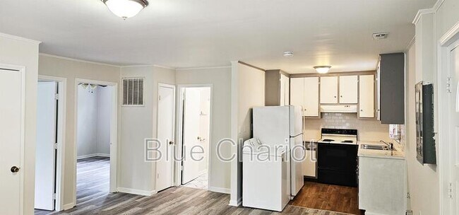 Building Photo - 524 Short St W