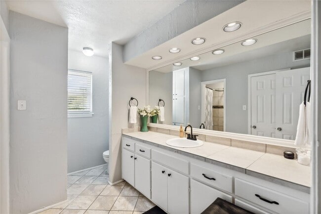 Building Photo - DAZZLING DUPLEX IN FORT WORTH!