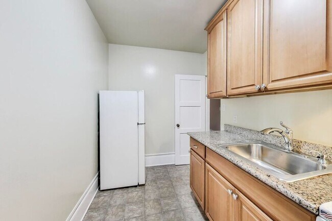 Building Photo - 528 Ashbury St