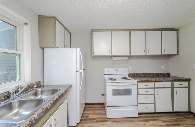 Building Photo - Beautiful 3-Bed 1-Bath Available Now in Ha...