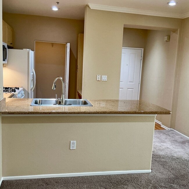 Building Photo - For Lease ~ 1 Bedroom 1 Bath 4th Floor Watermarke Condo in Irvine