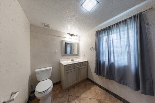 Building Photo - 1229 W 21st St